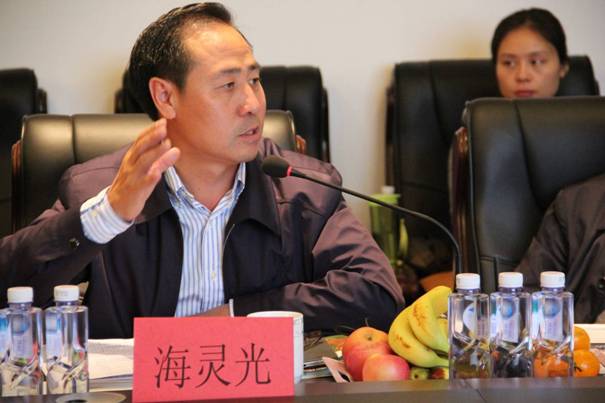 海南省內蒙古商會(huì )會(huì )長(cháng)、內蒙古農牧業(yè)產(chǎn)業(yè)化龍頭企業(yè)協(xié)會(huì )海南辦事處主任海靈光介紹對接情況.JPG